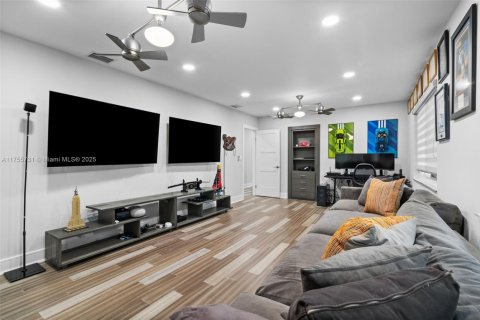 House in South Miami, Florida 5 bedrooms, 350.43 sq.m. № 1505989 - photo 9