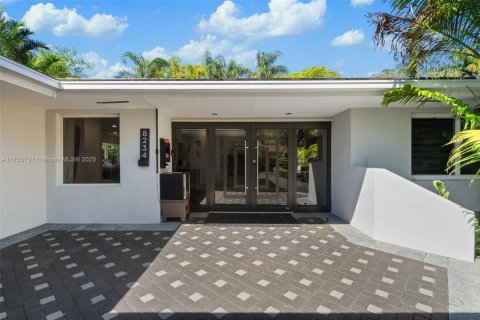 House in South Miami, Florida 5 bedrooms, 350.43 sq.m. № 1505989 - photo 17