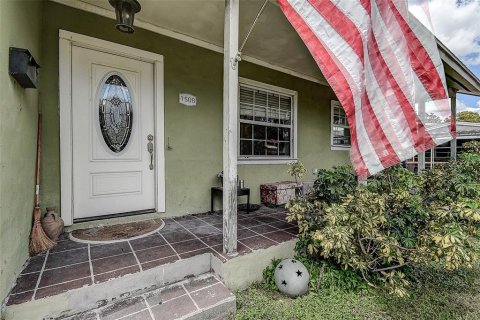 House in Saint Petersburg, Florida 3 bedrooms, 189.06 sq.m. № 2400286 - photo 2