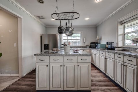 House in Saint Petersburg, Florida 3 bedrooms, 189.06 sq.m. № 2400286 - photo 9