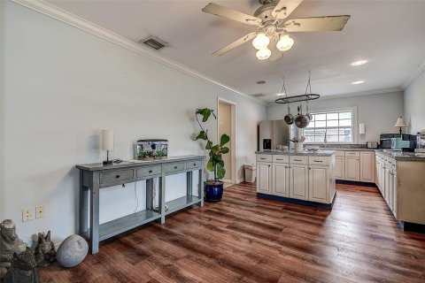 House in Saint Petersburg, Florida 3 bedrooms, 189.06 sq.m. № 2400286 - photo 6