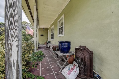 House in Saint Petersburg, Florida 3 bedrooms, 189.06 sq.m. № 2400286 - photo 3