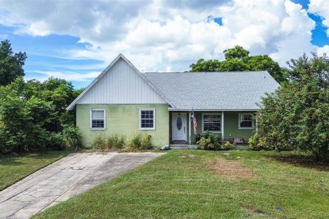 House in Saint Petersburg, Florida 3 bedrooms, 189.06 sq.m. № 2400286