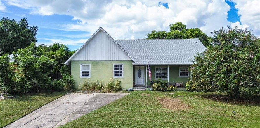 House in Saint Petersburg, Florida 3 bedrooms, 189.06 sq.m. № 2400286