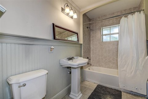 House in Saint Petersburg, Florida 3 bedrooms, 189.06 sq.m. № 2400286 - photo 22