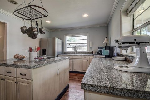 House in Saint Petersburg, Florida 3 bedrooms, 189.06 sq.m. № 2400286 - photo 8