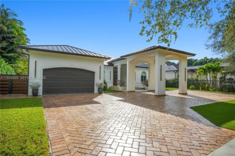 Casa en alquiler en Pinecrest, Florida, 5 dormitorios, 318.65 m2 № 1991416 - foto 2