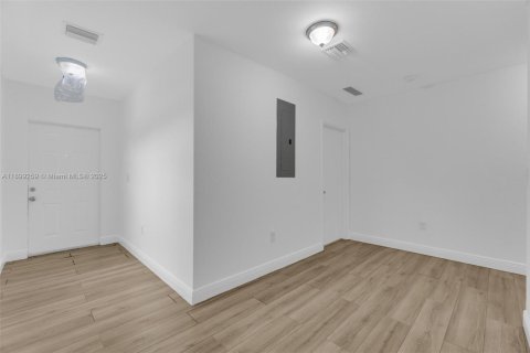 Снять в аренду таунхаус в Майами, Флорида 4 спальни, 179.86м2, № 1951191 - фото 3
