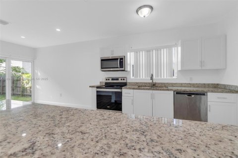 Снять в аренду таунхаус в Майами, Флорида 4 спальни, 179.86м2, № 1951191 - фото 5