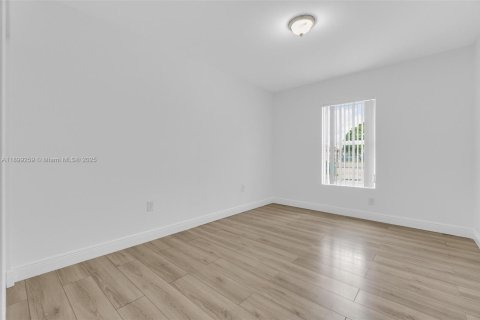 Снять в аренду таунхаус в Майами, Флорида 4 спальни, 179.86м2, № 1951191 - фото 17