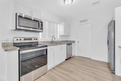 Снять в аренду таунхаус в Майами, Флорида 4 спальни, 179.86м2, № 1951191 - фото 7