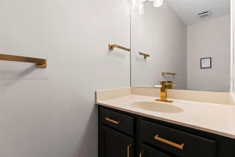 Touwnhouse à vendre à Miami, Floride: 3 chambres, 151.9 m2 № 1952821 - photo 11