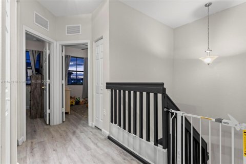 Touwnhouse à vendre à Miami, Floride: 3 chambres, 151.9 m2 № 1952821 - photo 17