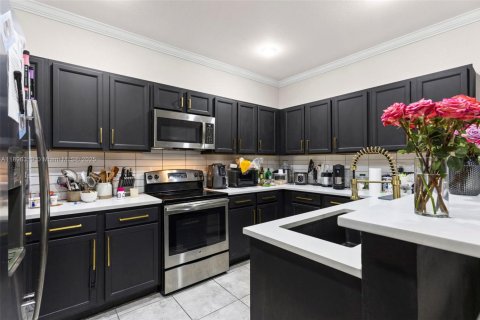 Touwnhouse à vendre à Miami, Floride: 3 chambres, 151.9 m2 № 1952821 - photo 12