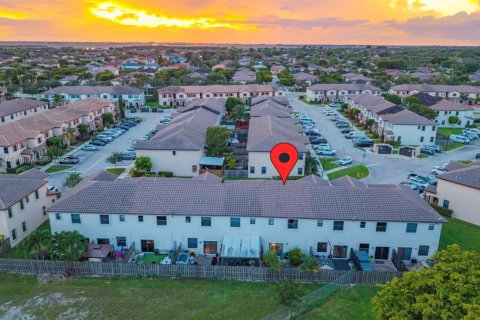 Touwnhouse à vendre à Miami, Floride: 3 chambres, 151.9 m2 № 1952821 - photo 2