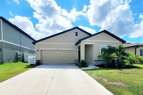 House in Zephyrhills, Florida 3 bedrooms, 165.74 sq.m. № 2393549