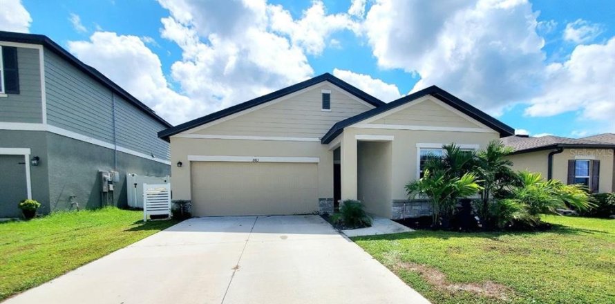 House in Zephyrhills, Florida 3 bedrooms, 165.74 sq.m. № 2393549