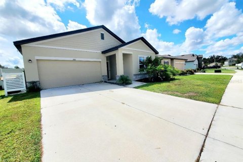 House in Zephyrhills, Florida 3 bedrooms, 165.74 sq.m. № 2393549 - photo 2