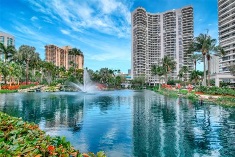 Condominio en venta en Aventura, Florida, 2 dormitorios, 126.81 m2 № 1975264 - foto 2
