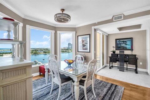 Condo in Saint Petersburg, Florida, 3 bedrooms № 2106967 - photo 13