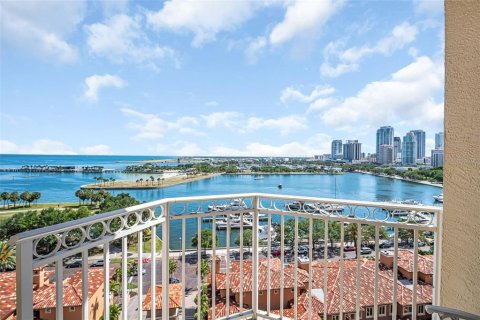 Condo in Saint Petersburg, Florida, 3 bedrooms № 2106967 - photo 23