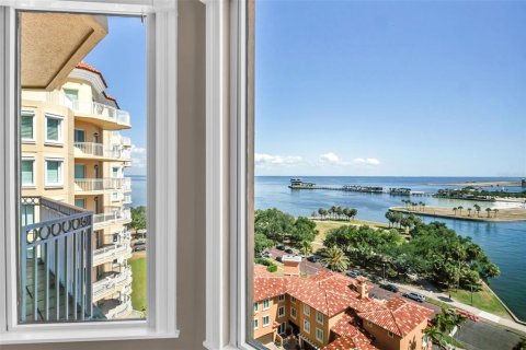 Condo in Saint Petersburg, Florida, 3 bedrooms № 2106967 - photo 24