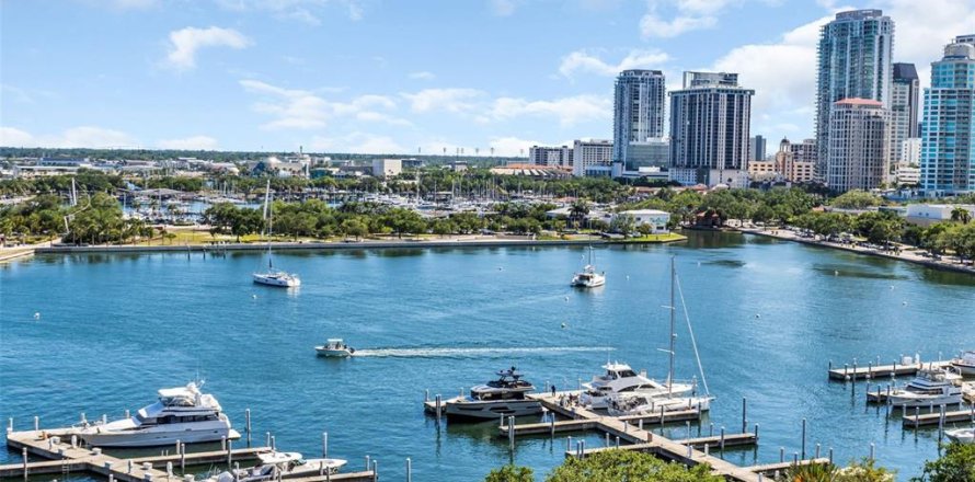 Condo in Saint Petersburg, Florida, 3 bedrooms № 2106967
