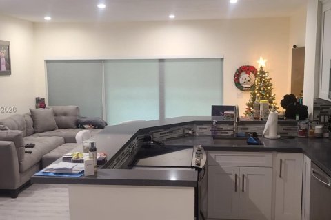 Adosado en venta en Pembroke Pines, Florida, 2 dormitorios, 108.6 m2 № 2033528 - foto 2