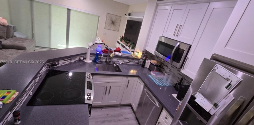 Adosado en Pembroke Pines, Florida 2 dormitorios, 108.6 m2 № 2033528