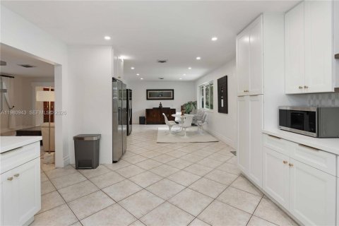 House in Hollywood, Florida 4 bedrooms, 203.36 sq.m. № 2044317 - photo 14