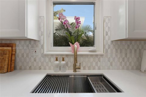 House in Hollywood, Florida 4 bedrooms, 203.36 sq.m. № 2044317 - photo 13