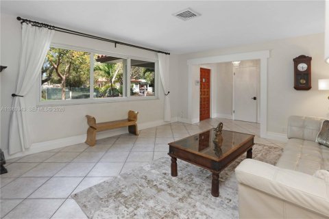 House in Hollywood, Florida 4 bedrooms, 203.36 sq.m. № 2044317 - photo 5