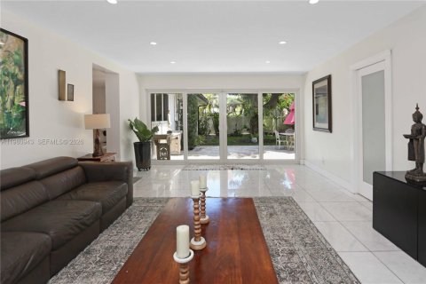 House in Hollywood, Florida 4 bedrooms, 203.36 sq.m. № 2044317 - photo 18