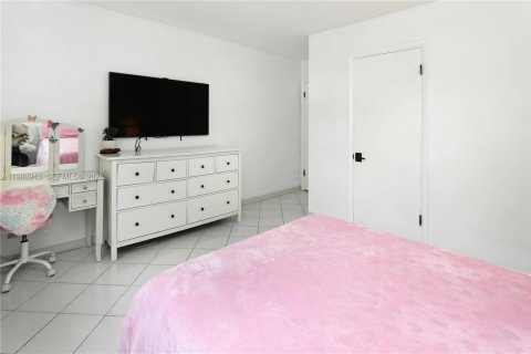 House in Hollywood, Florida 4 bedrooms, 203.36 sq.m. № 2044317 - photo 28