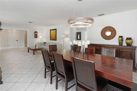 House in Hollywood, Florida 4 bedrooms, 203.36 sq.m. № 2044317 - photo 8