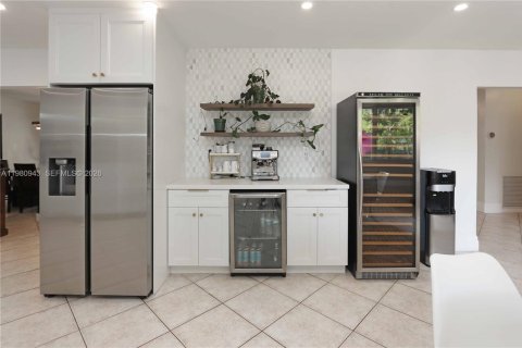 House in Hollywood, Florida 4 bedrooms, 203.36 sq.m. № 2044317 - photo 23