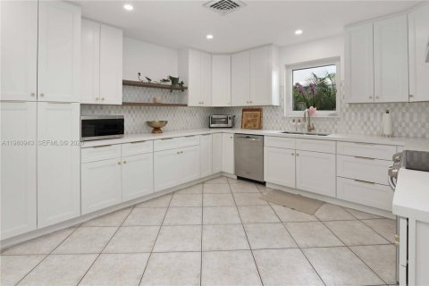 House in Hollywood, Florida 4 bedrooms, 203.36 sq.m. № 2044317 - photo 12