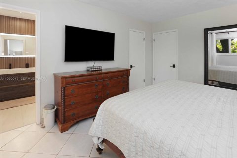 House in Hollywood, Florida 4 bedrooms, 203.36 sq.m. № 2044317 - photo 30