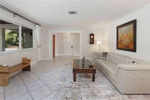 House in Hollywood, Florida 4 bedrooms, 203.36 sq.m. № 2044317 - photo 4