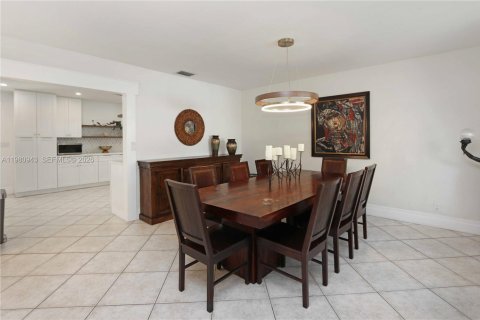 House in Hollywood, Florida 4 bedrooms, 203.36 sq.m. № 2044317 - photo 7