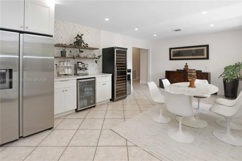 House in Hollywood, Florida 4 bedrooms, 203.36 sq.m. № 2044317 - photo 20