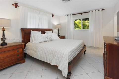 House in Hollywood, Florida 4 bedrooms, 203.36 sq.m. № 2044317 - photo 29