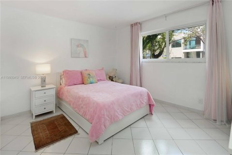 House in Hollywood, Florida 4 bedrooms, 203.36 sq.m. № 2044317 - photo 27