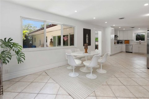 House in Hollywood, Florida 4 bedrooms, 203.36 sq.m. № 2044317 - photo 21