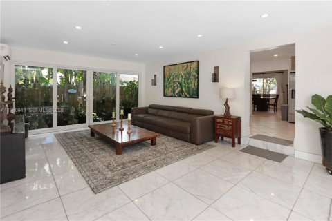 House in Hollywood, Florida 4 bedrooms, 203.36 sq.m. № 2044317 - photo 17