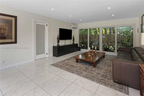 House in Hollywood, Florida 4 bedrooms, 203.36 sq.m. № 2044317 - photo 16