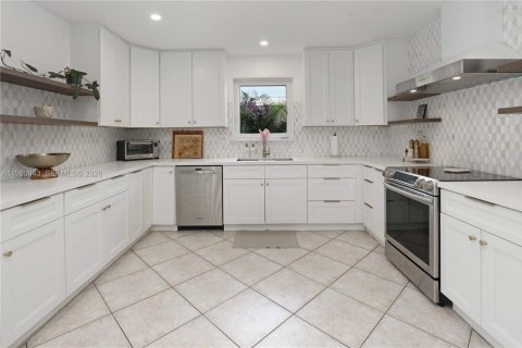 House in Hollywood, Florida 4 bedrooms, 203.36 sq.m. № 2044317 - photo 11