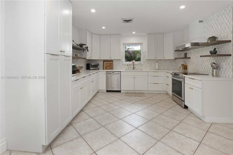 House in Hollywood, Florida 4 bedrooms, 203.36 sq.m. № 2044317 - photo 10
