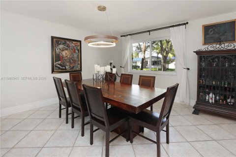 House in Hollywood, Florida 4 bedrooms, 203.36 sq.m. № 2044317 - photo 9