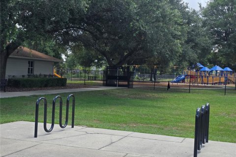 House in Orlando, Florida 5 bedrooms, 216 sq.m. № 2100493 - photo 16